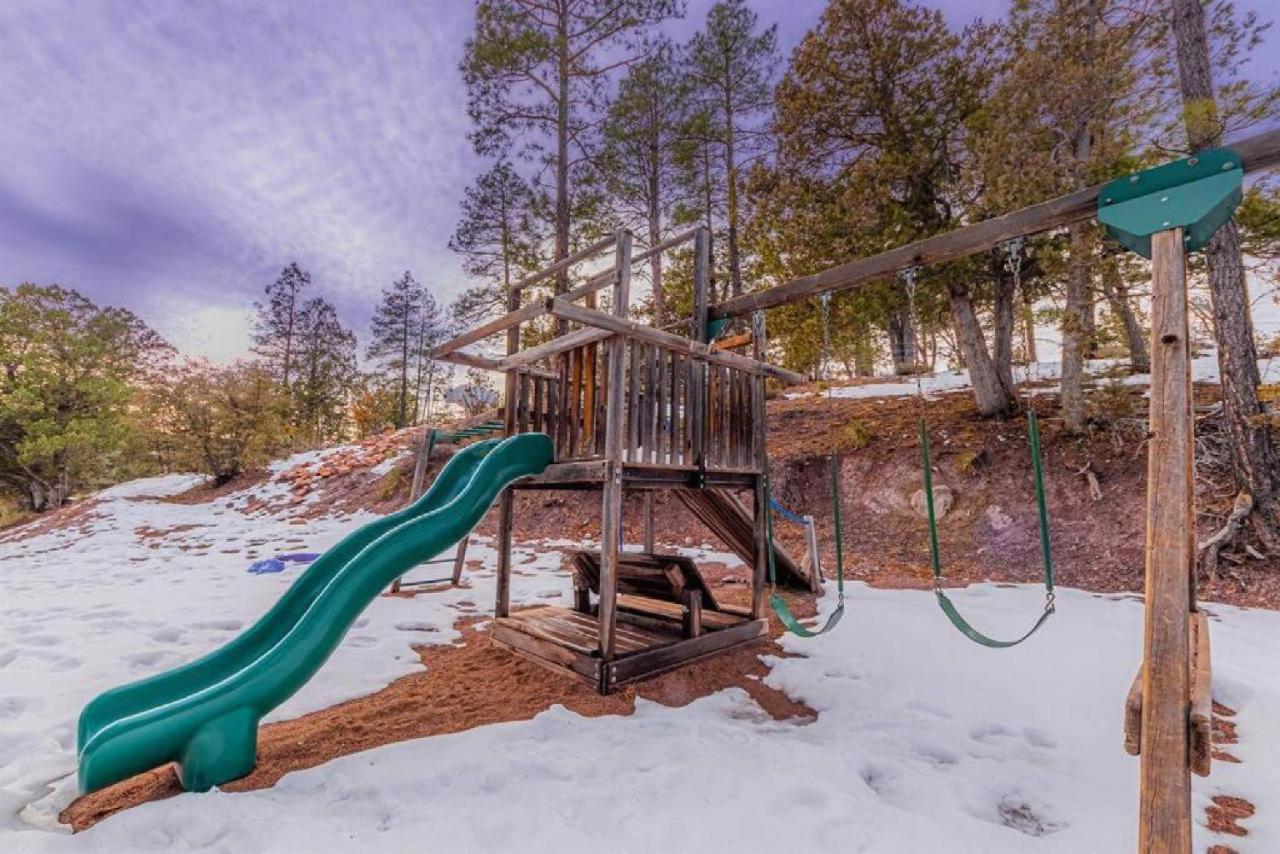 Cabin#2 Elk Hallow - Pet Friendly - Sleeps 6 - Playground & Game Chalet